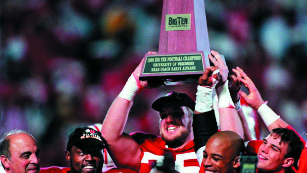 Chris McIntosh holding the Big Ten Championship Trophy (Credit: Rick Wood via Imagn Content Services, LLC)